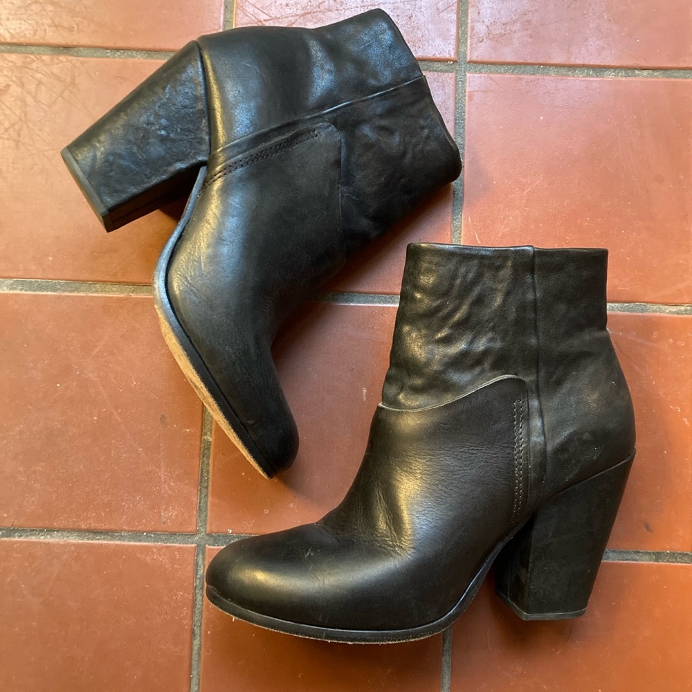 Rag & Bone leather ankle boots in a size 9 (EU 40)